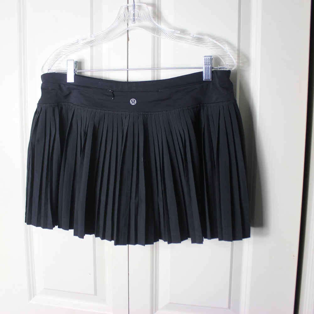 lululemon size 10 skirt pleat to street